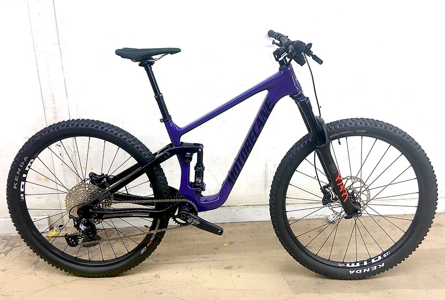 Silver Full Carbon Enduro Mountain Full Suspension Motobecane HAL CF 6600 Enduro Mountain Bikes