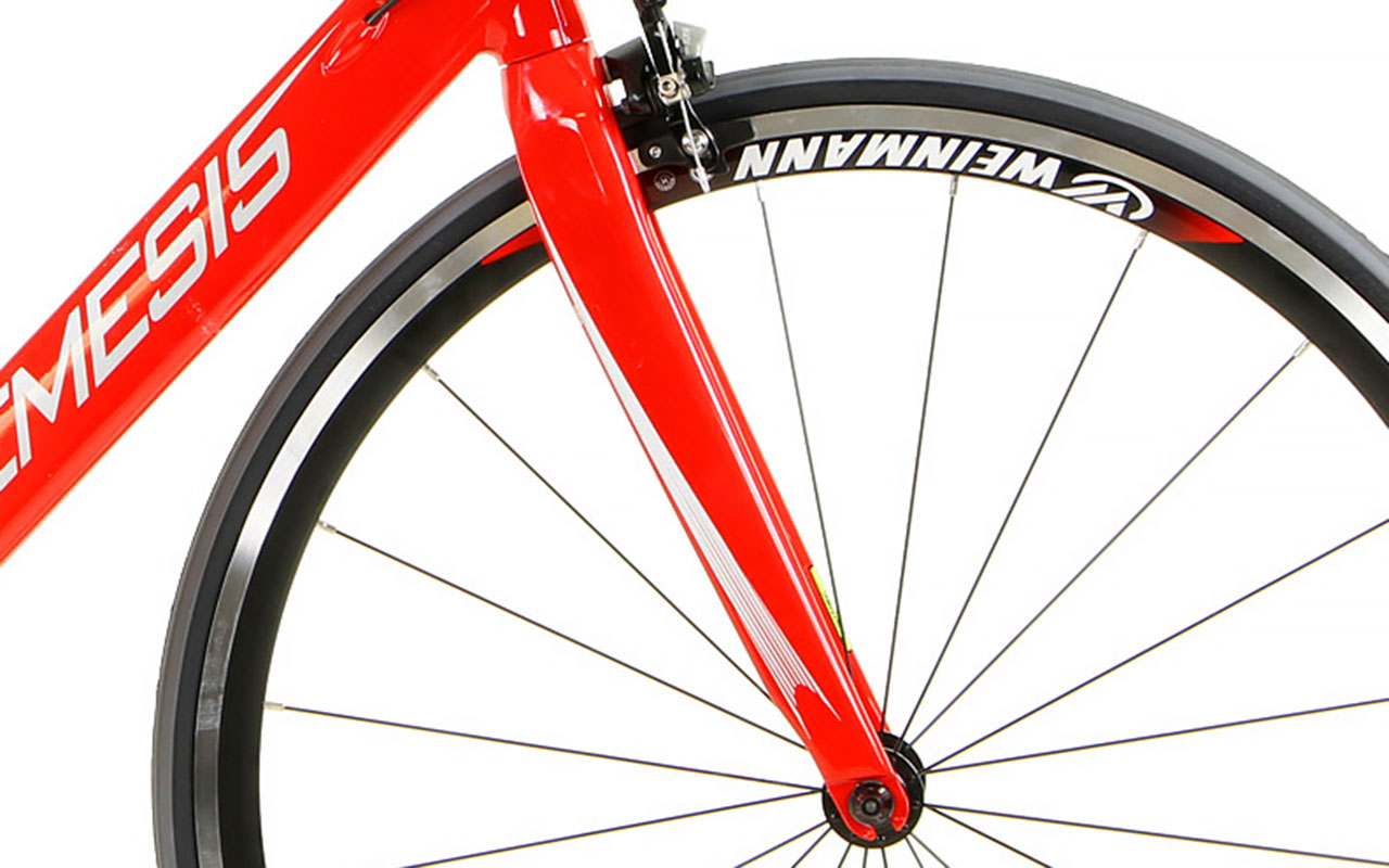 Motobecane Nemesis Tri aero carbon fork and front wheel detail